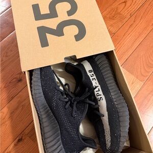 adidas Yeezy boost 350 v2 Black and White Sneakers